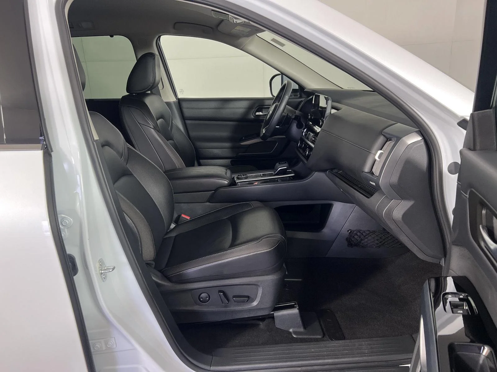 Used 2025 Everest White Pearl Tricoat Nissan SL image 28