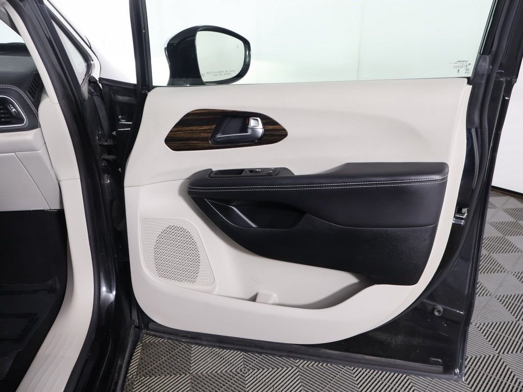 Used 2023 Black Chrysler Limited image 28