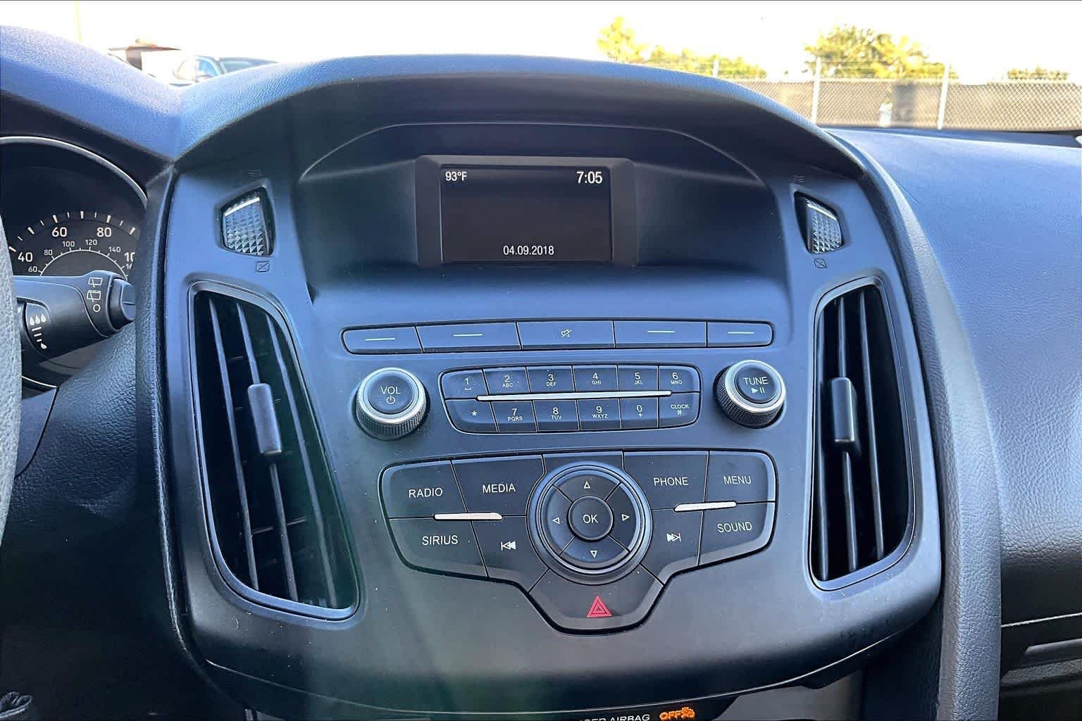 Used 2018 Magnetic Metallic Ford SE image 33