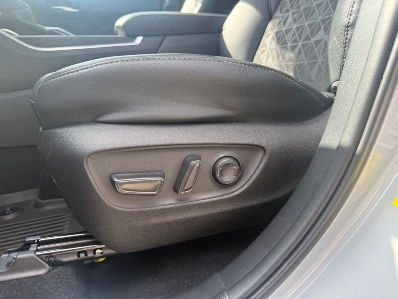 Used 2024  Toyota XLE image 5