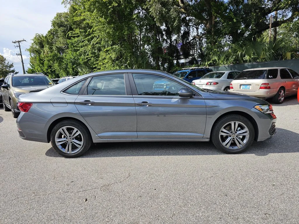 Used 2022 Gray Volkswagen 1.5T SE image 2