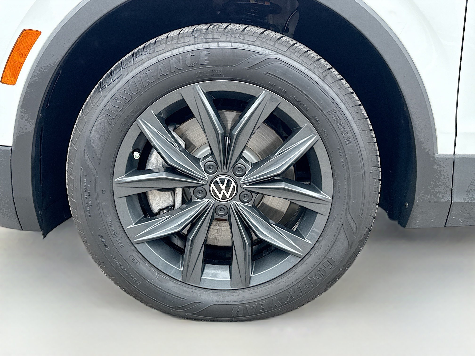 Used 2024 White Volkswagen SE image 41