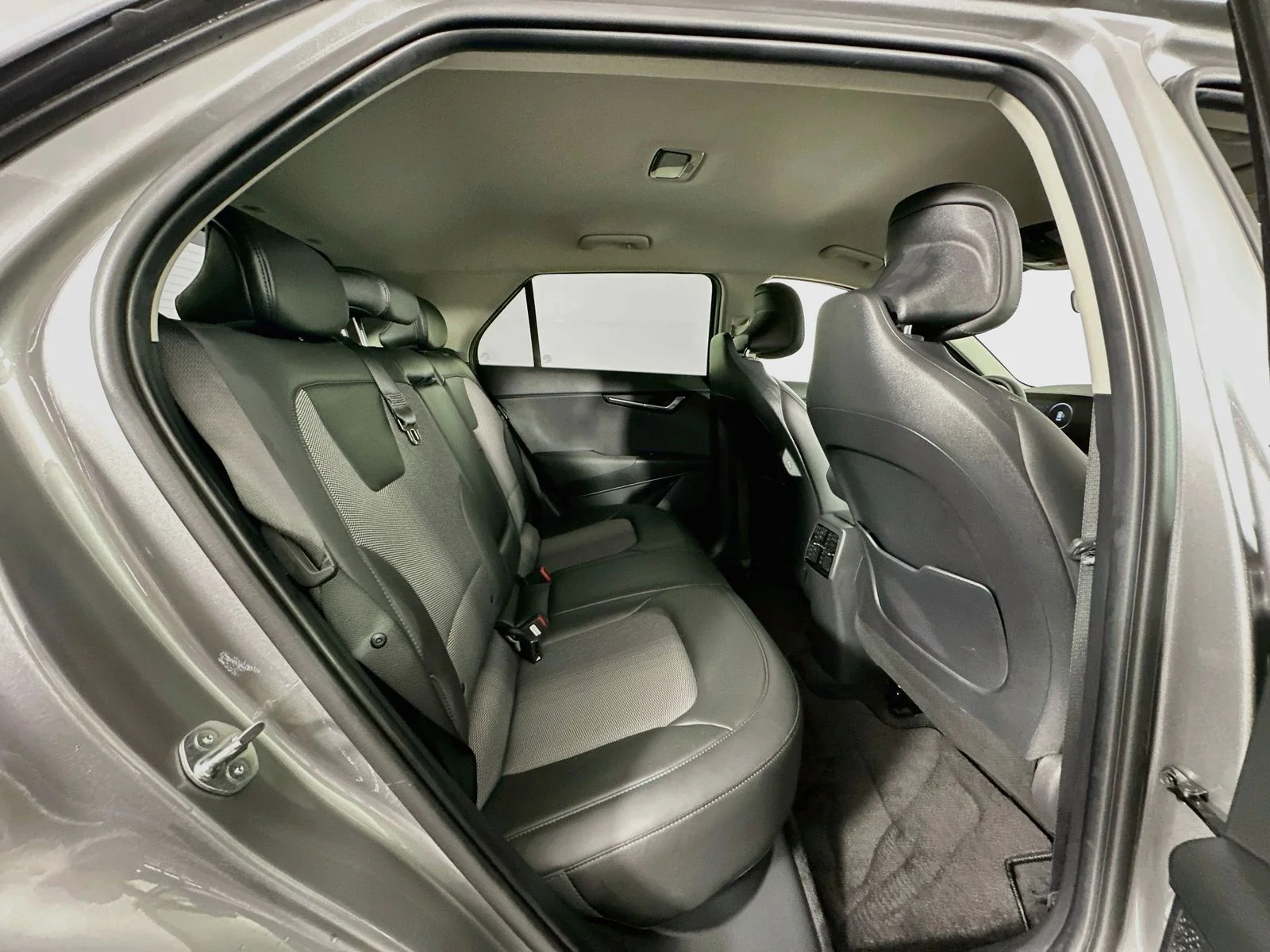 Used 2024 Steel Gray Kia Wind image 27