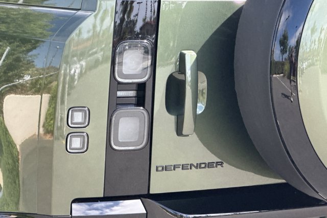 New 2026 Woolstone Green Land Rover X-Dynamic SE image 25