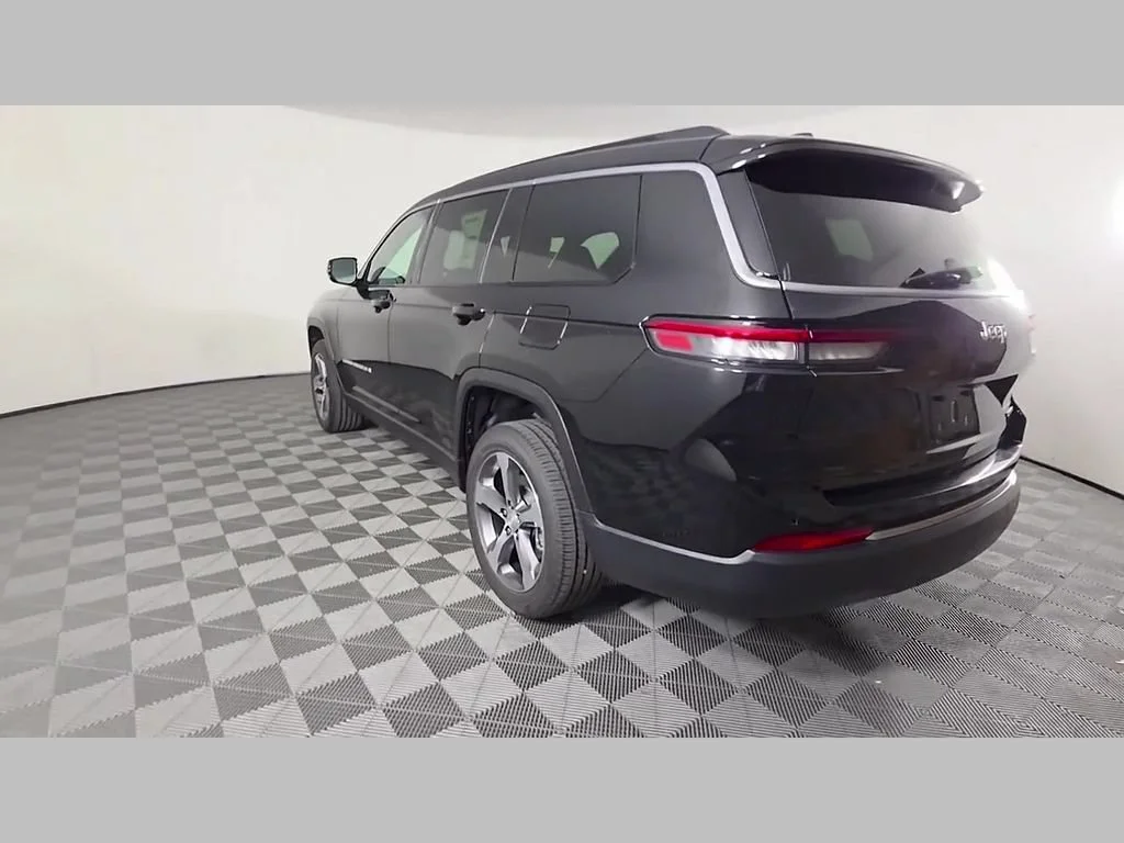 New 2026 Diamond Black Crystal Pearl-Coat Exterior Paint Jeep Limited image 30