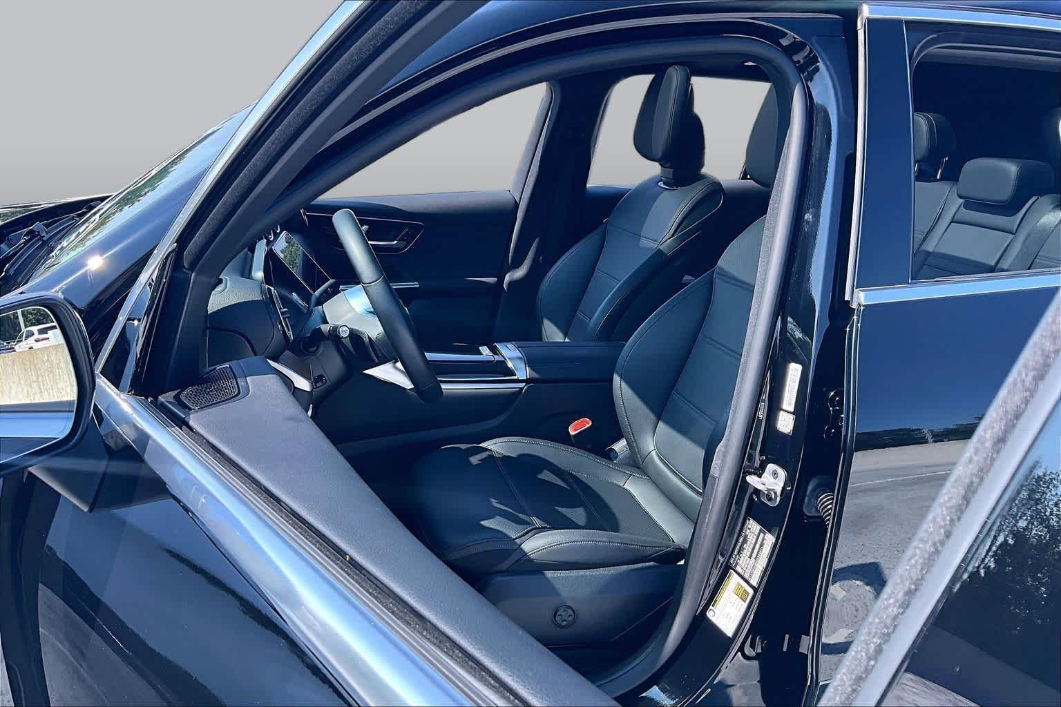 Used 2025 Obsidian Black Metallic Mercedes-Benz GLC 300 image 8