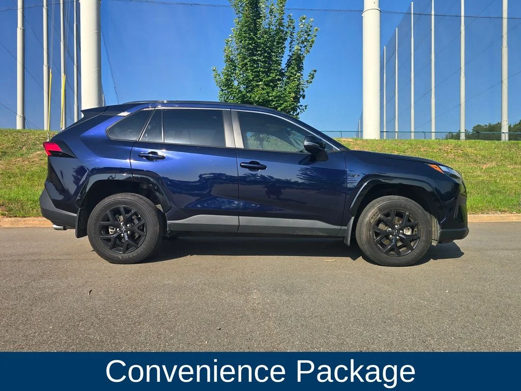 Used 2025  Toyota XLE image 3