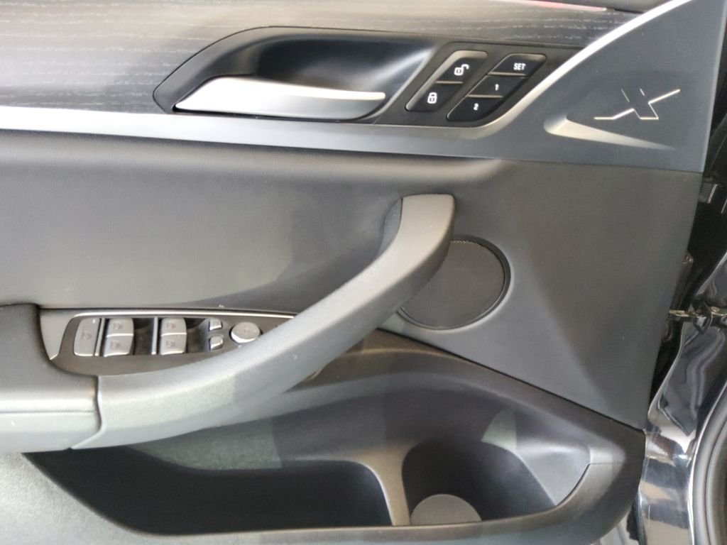 Used 2022 Black BMW xDrive30i image 12