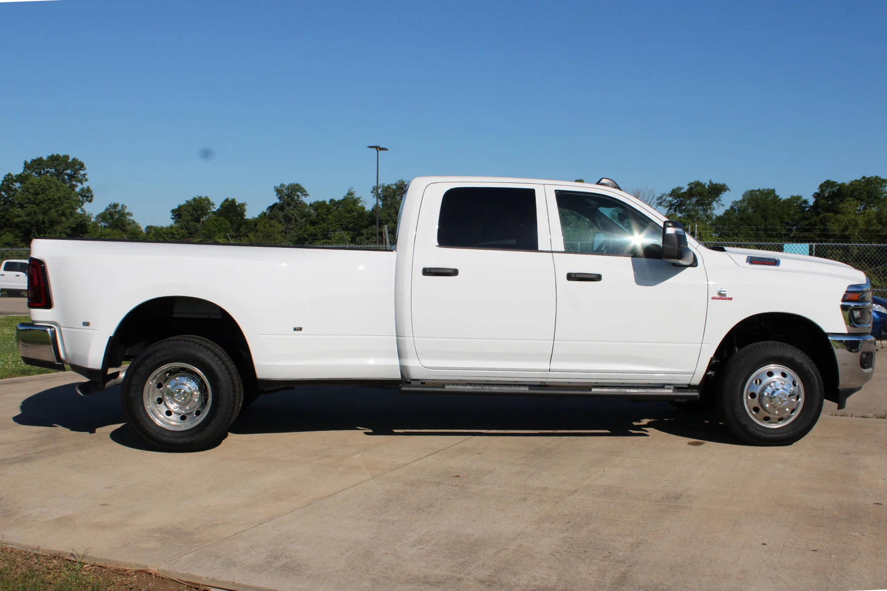New 2026 Bright White Clear-Coat Exterior Paint RAM TRADESMAN CREW CAB 4X4 LONG BOX image 27