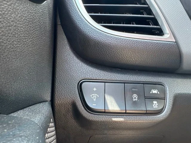 Used 2022 White Kia LX image 22