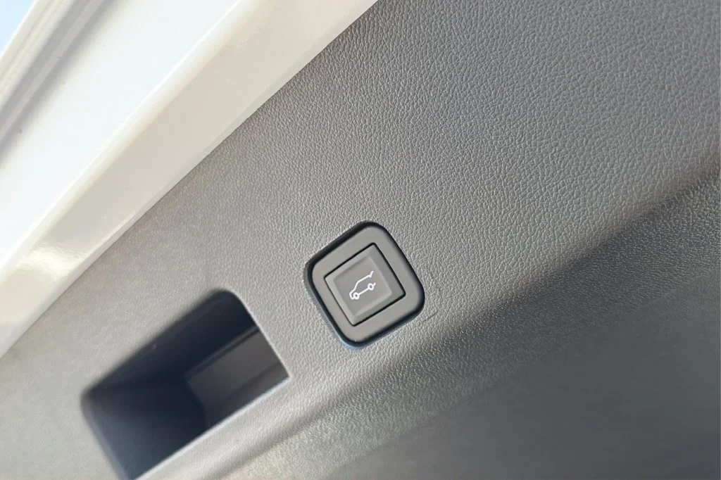 New 2027 Summit White Chevrolet LT image 10