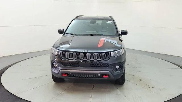 New 2026 Diamond Black Crystal Pearl-Coat Exterior Paint Jeep Trailhawk image 2
