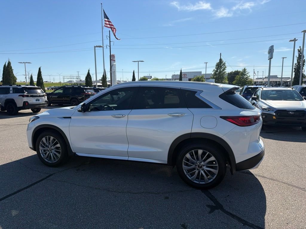 Used 2023 White INFINITI LUXE image 6