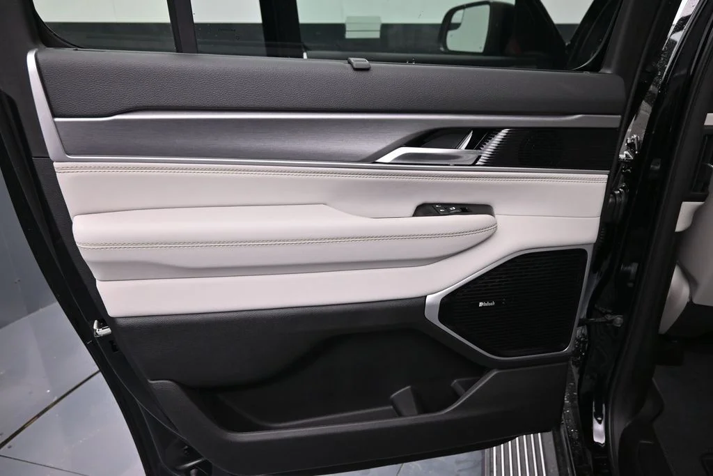 New 2026 High Gloss Black Exterior Paint Jeep Limited Altitude image 30