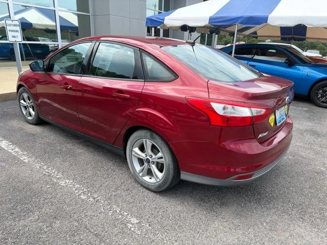 Used 2014 Red Ford SE image 2