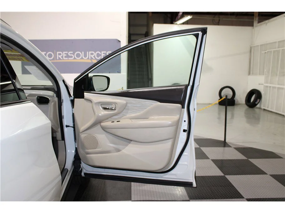 Used 2017 Pearl White Nissan Platinum image 25