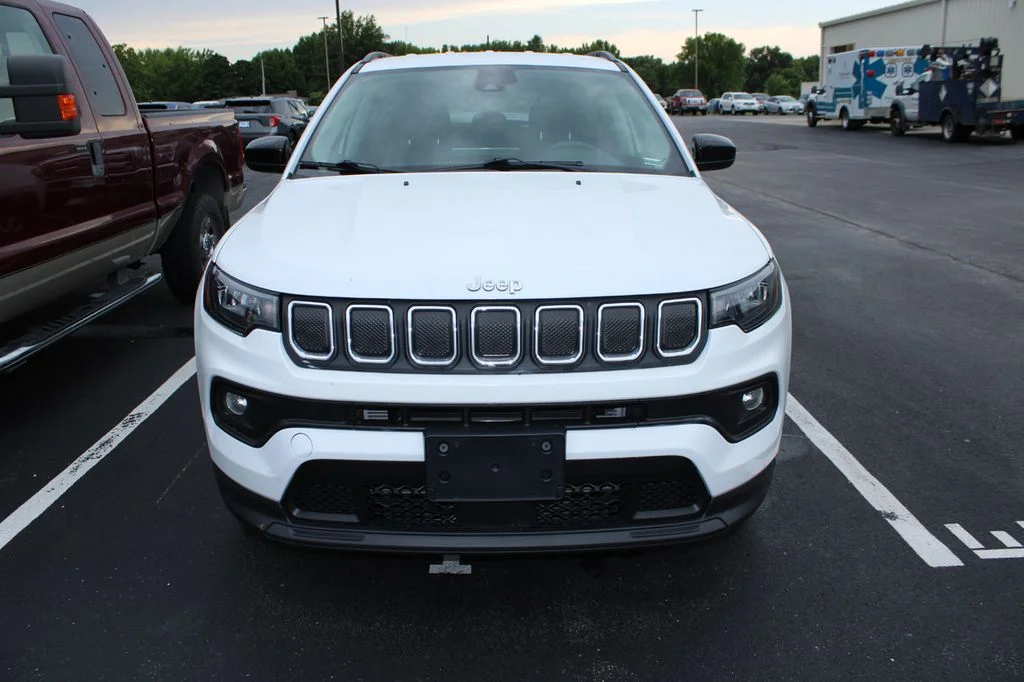 Used 2022 White Jeep Latitude Lux image 2