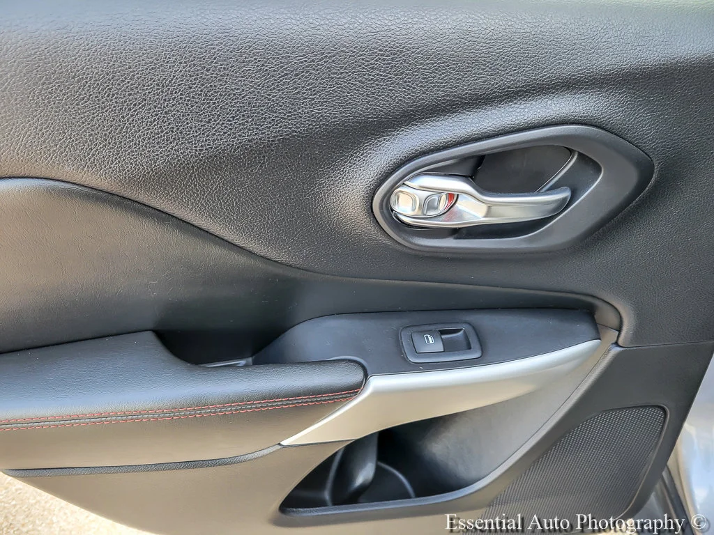 Used 2017 Billet Silver Metallic Clearcoat Jeep Trailhawk L Plus image 17