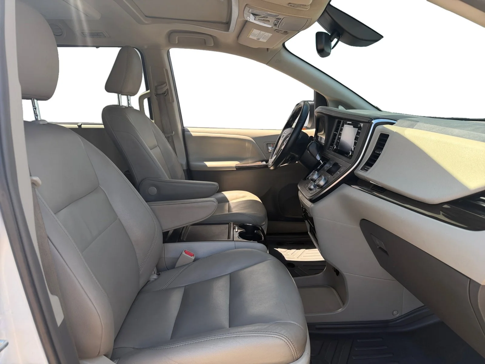Used 2018 Super White Toyota XLE Premium image 30