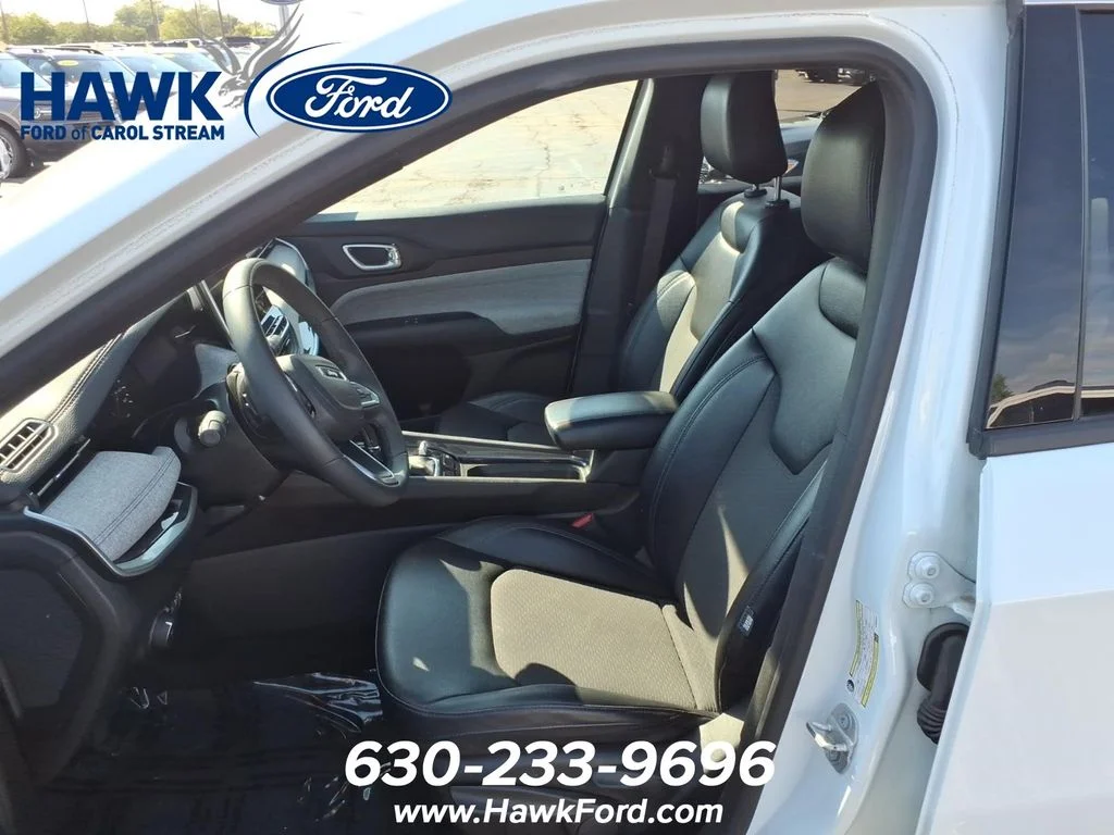Used 2024 White Jeep Latitude image 27