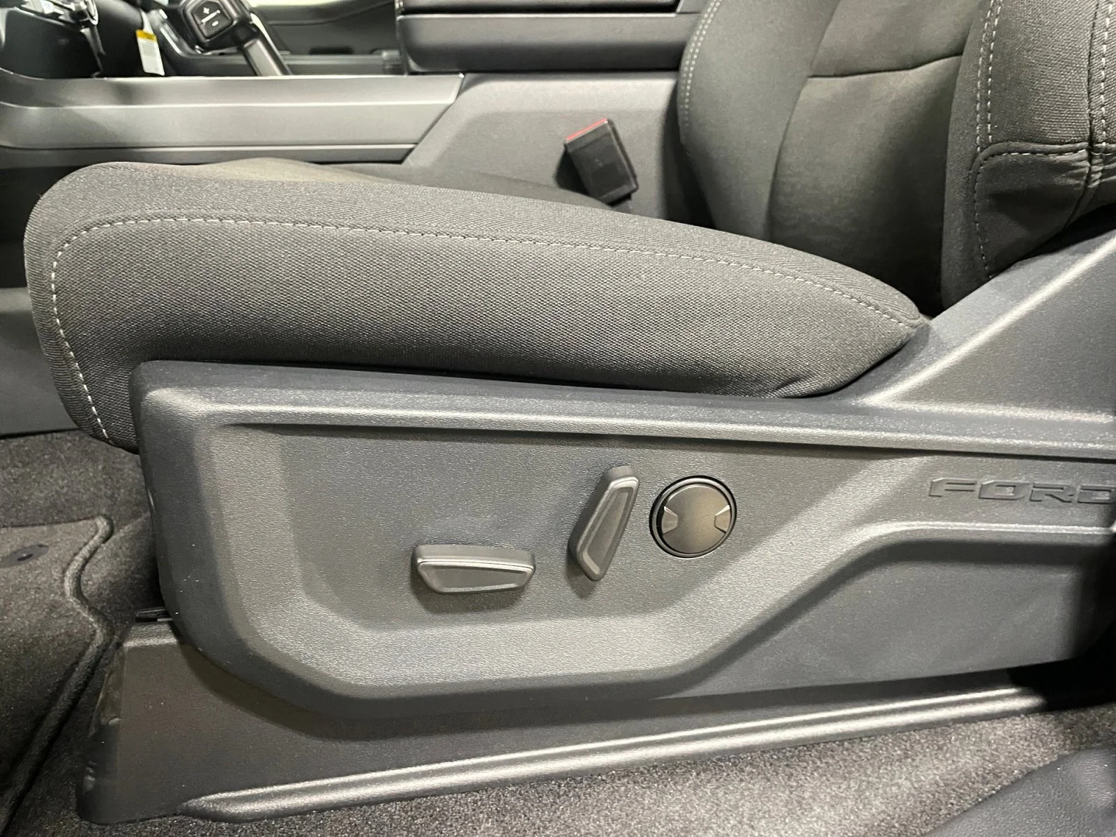 New 2026 Agate Black Metallic Ford XLT image 14