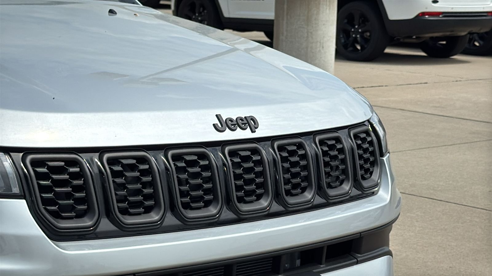 New 2026 Silver Zynith Metallic Clearcoat Jeep Latitude image 3