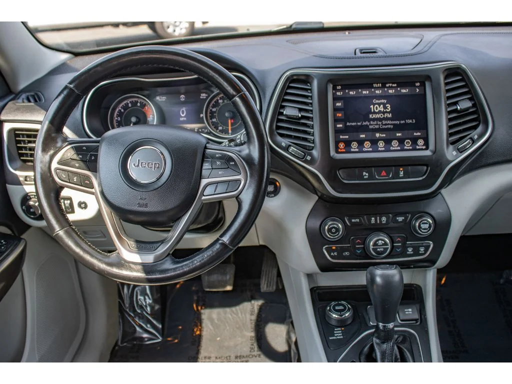 Used 2021 Sting-Gray Clearcoat Jeep Latitude Lux image 23