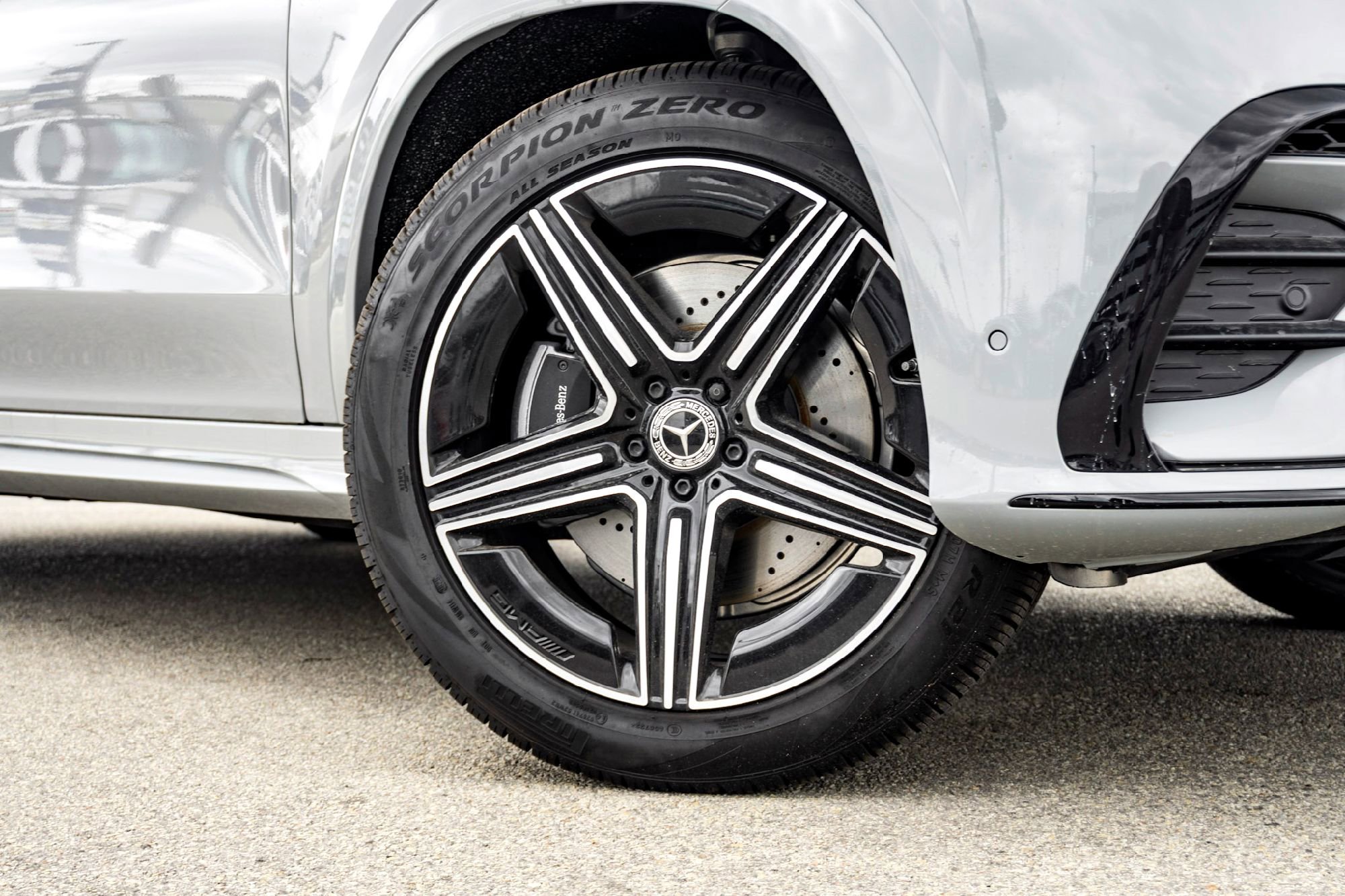 New 2026 MANUFAKTUR Alpine Grey Mercedes-Benz GLE 580 image 2