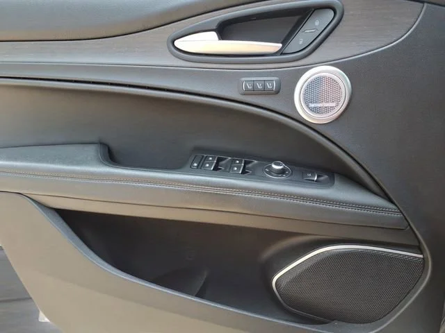 Used 2019  Alfa Romeo Ti image 18