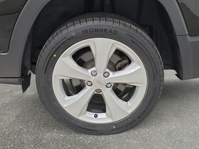 Used 2019 Diamond Black Crystal Pearlcoat Jeep Limited image 30
