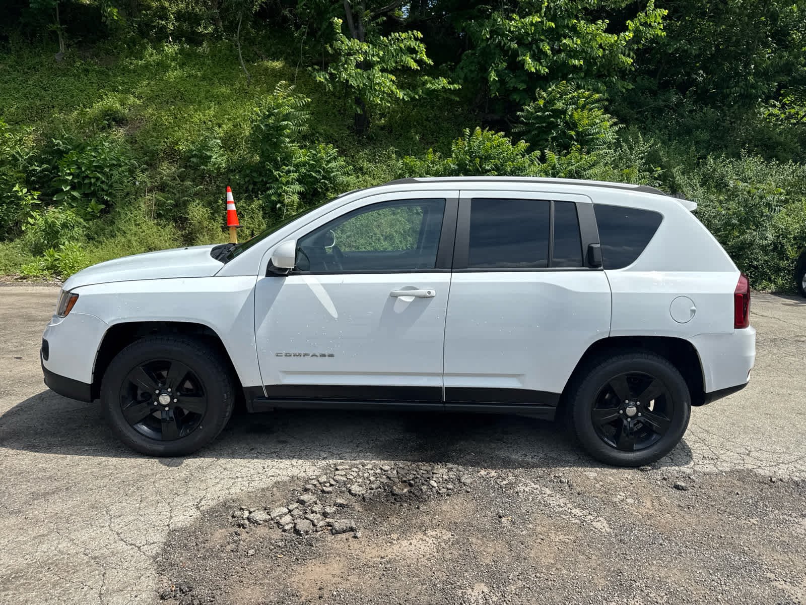 Used 2017 Bright White Clearcoat Jeep Latitude image 3