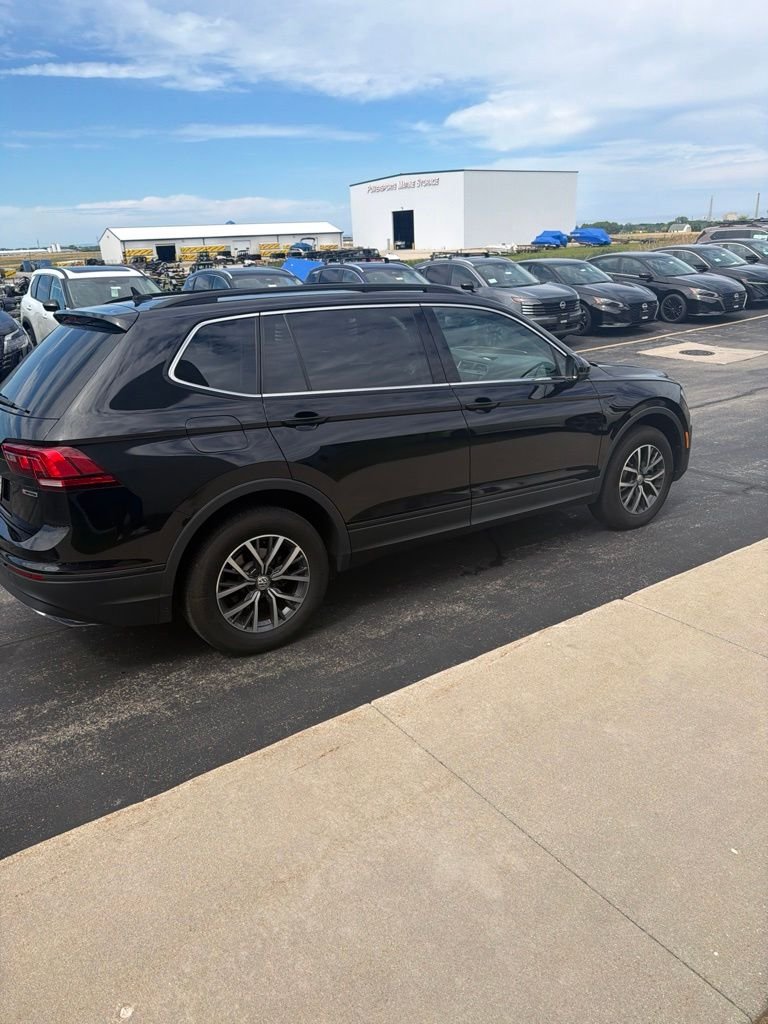 Used 2019 Black Metallic Volkswagen 2.0T SE image 4