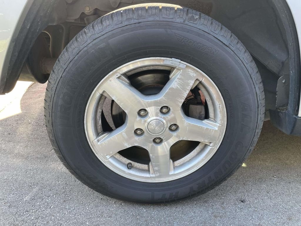 Used 2006 Bright Silver Metallic Clearcoat Jeep Limited image 5