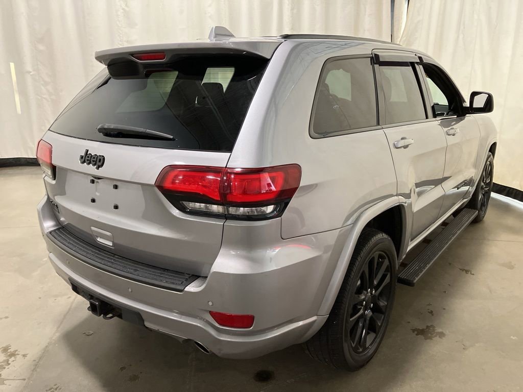 Used 2020 Billet Silver Metallic Clearcoat Jeep Altitude image 21