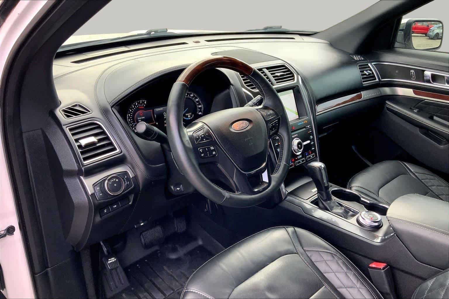 Used 2019 White Platinum Metallic Tri-Coat Ford Platinum image 18