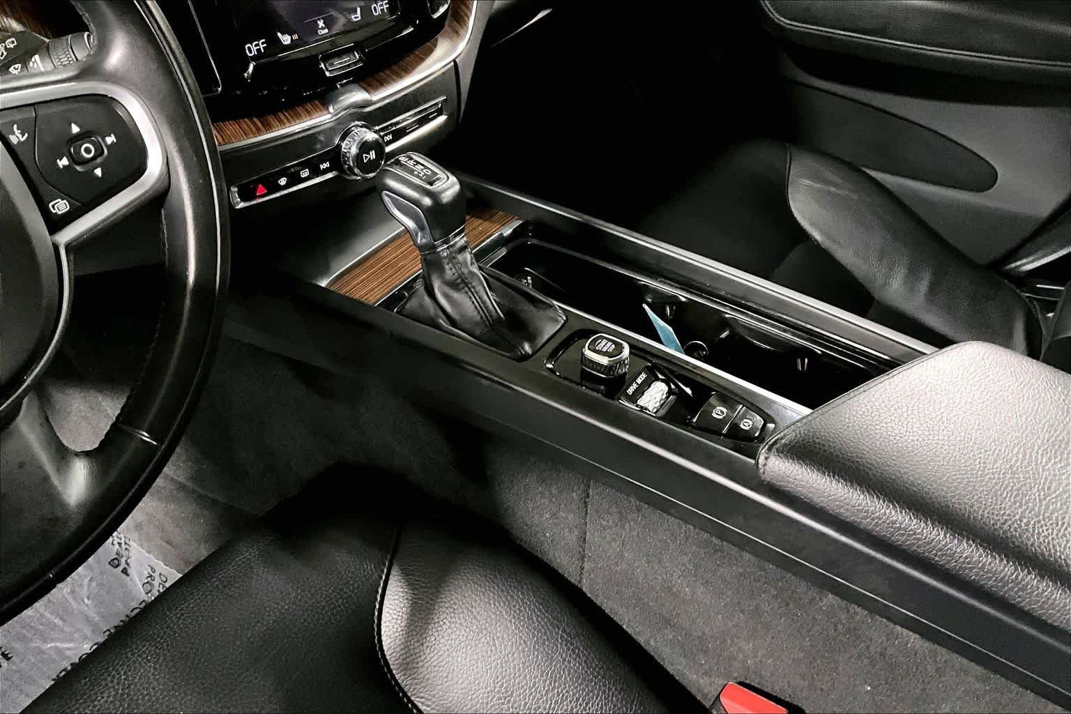 Used 2021 Onyx Black Metallic Volvo Momentum image 17
