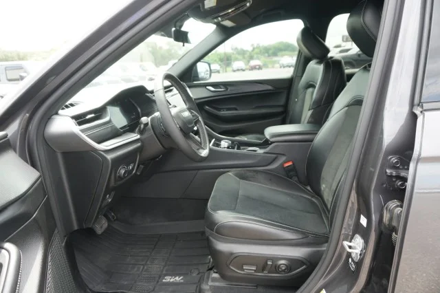 Used 2025  Jeep Laredo X image 15
