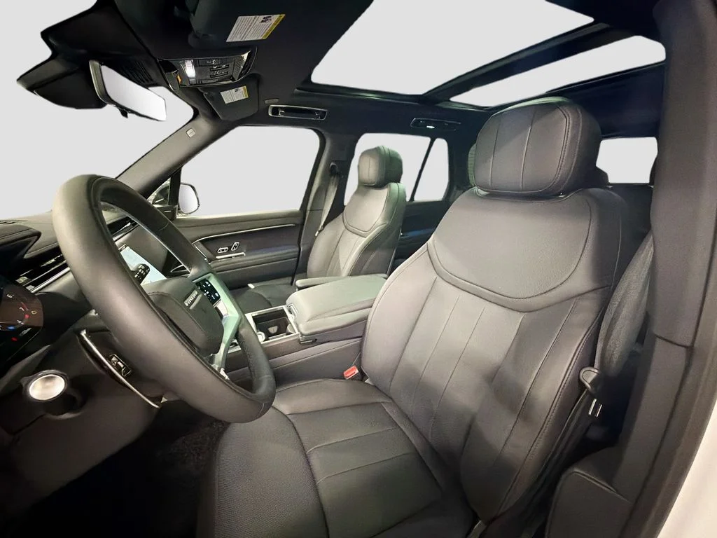 Certified Used 2025 Fuji White Land Rover SE image 5