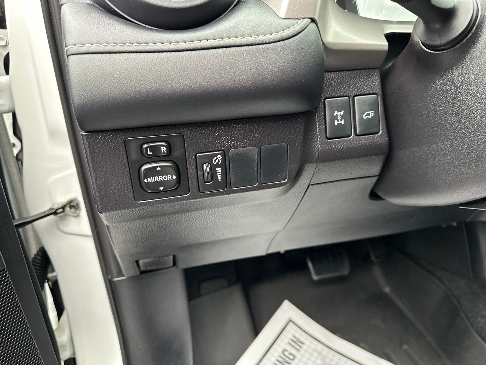 Used 2016 White Toyota XLE image 15