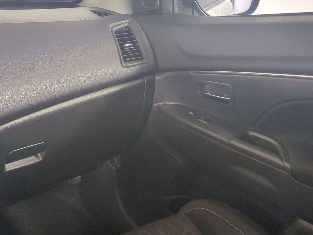 Used 2024  Mitsubishi 2.0 ES image 19