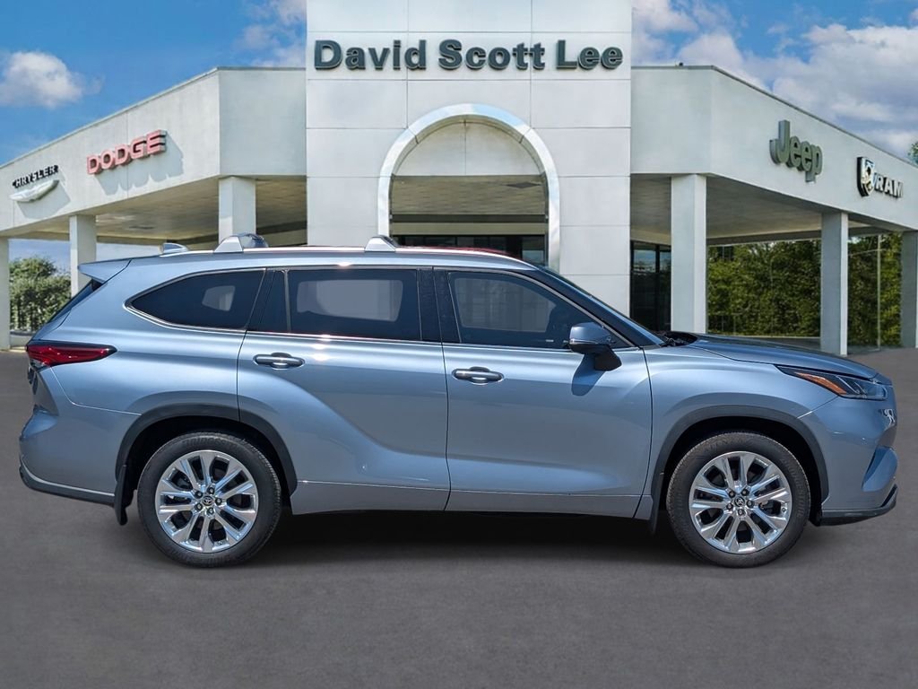 Used 2023  Toyota Limited image 5