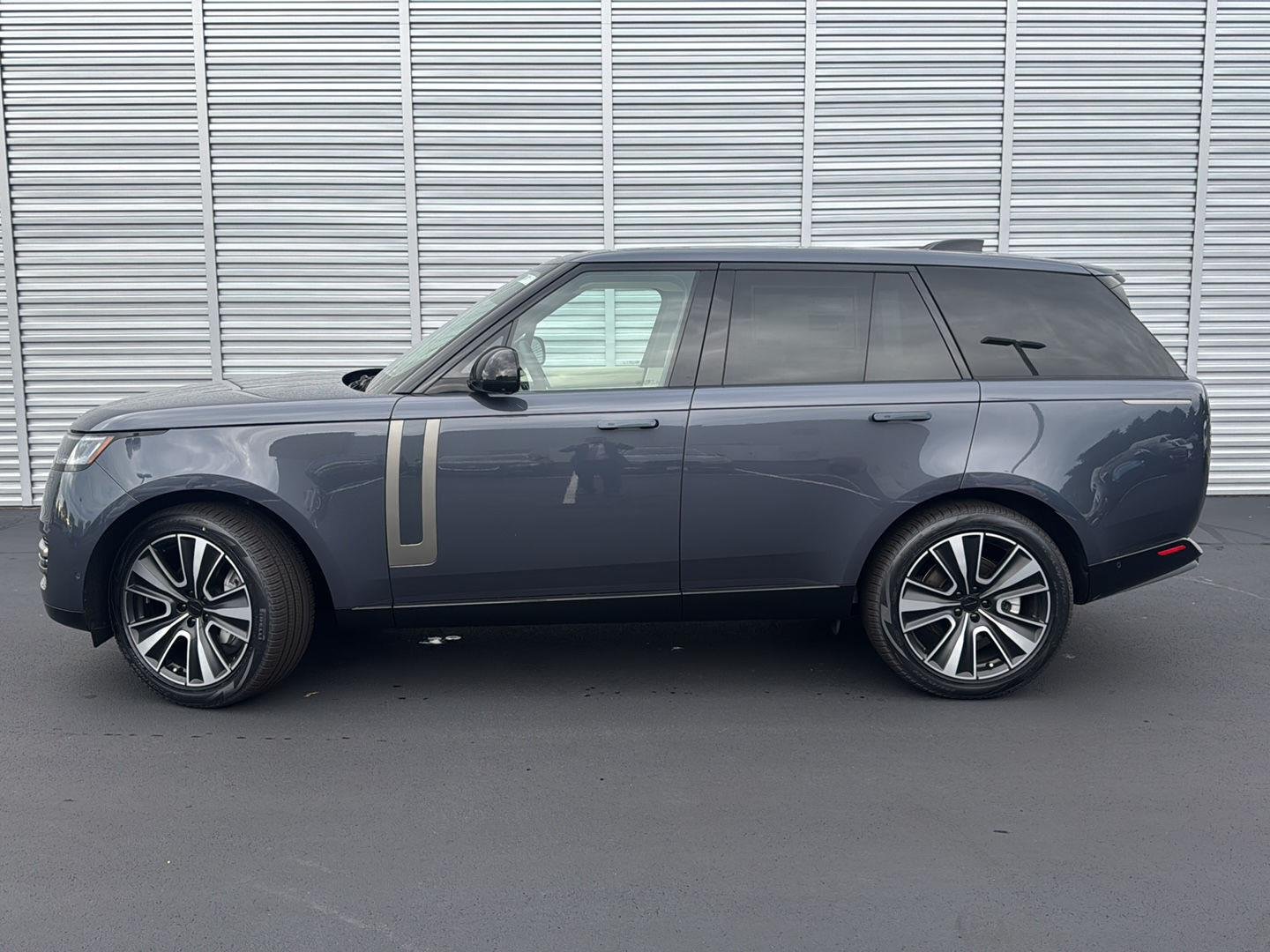 New 2026 Varesine Blue Land Rover SE image 2
