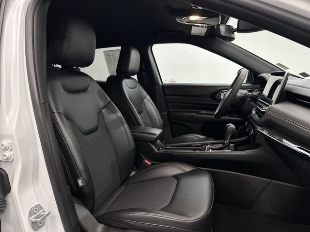 Used 2022 White Jeep Latitude image 26