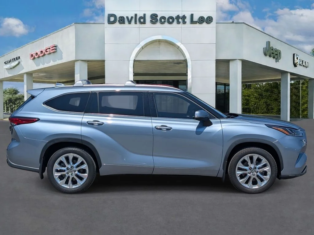 Used 2023  Toyota Limited image 5