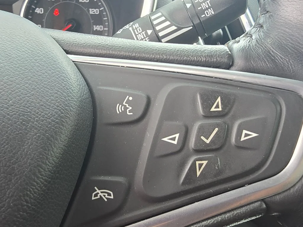 Used 2022 White Chevrolet LT image 27