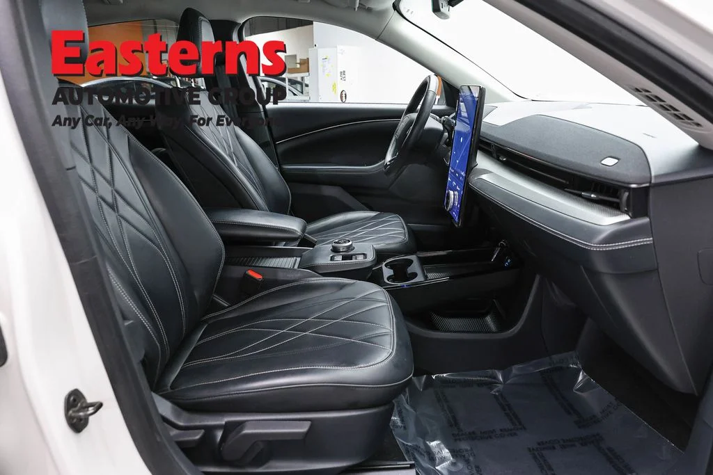 Used 2021 White Ford Select image 24