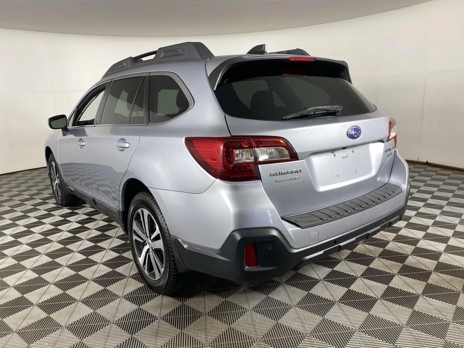 Used 2018 Ice Silver Metallic Subaru Limited image 8