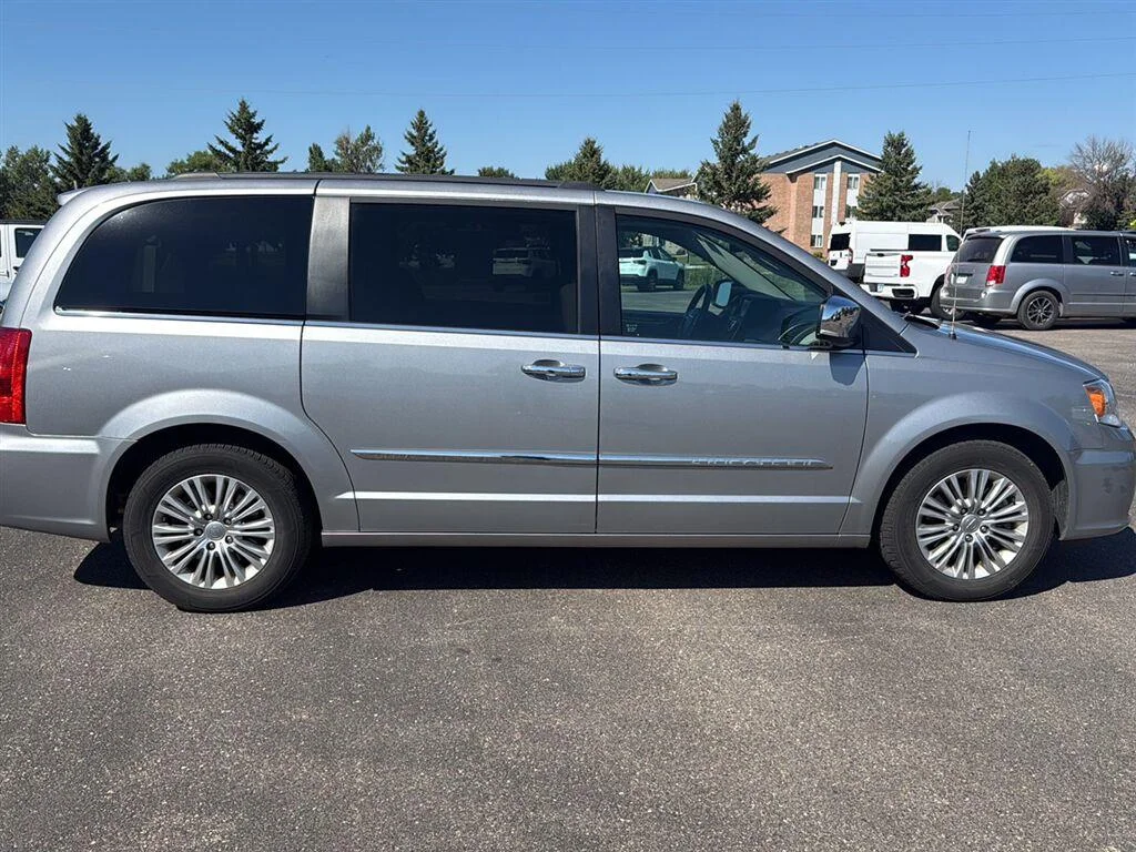 Used 2015 Billet Silver Metallic Clearcoat Chrysler Touring-L image 6