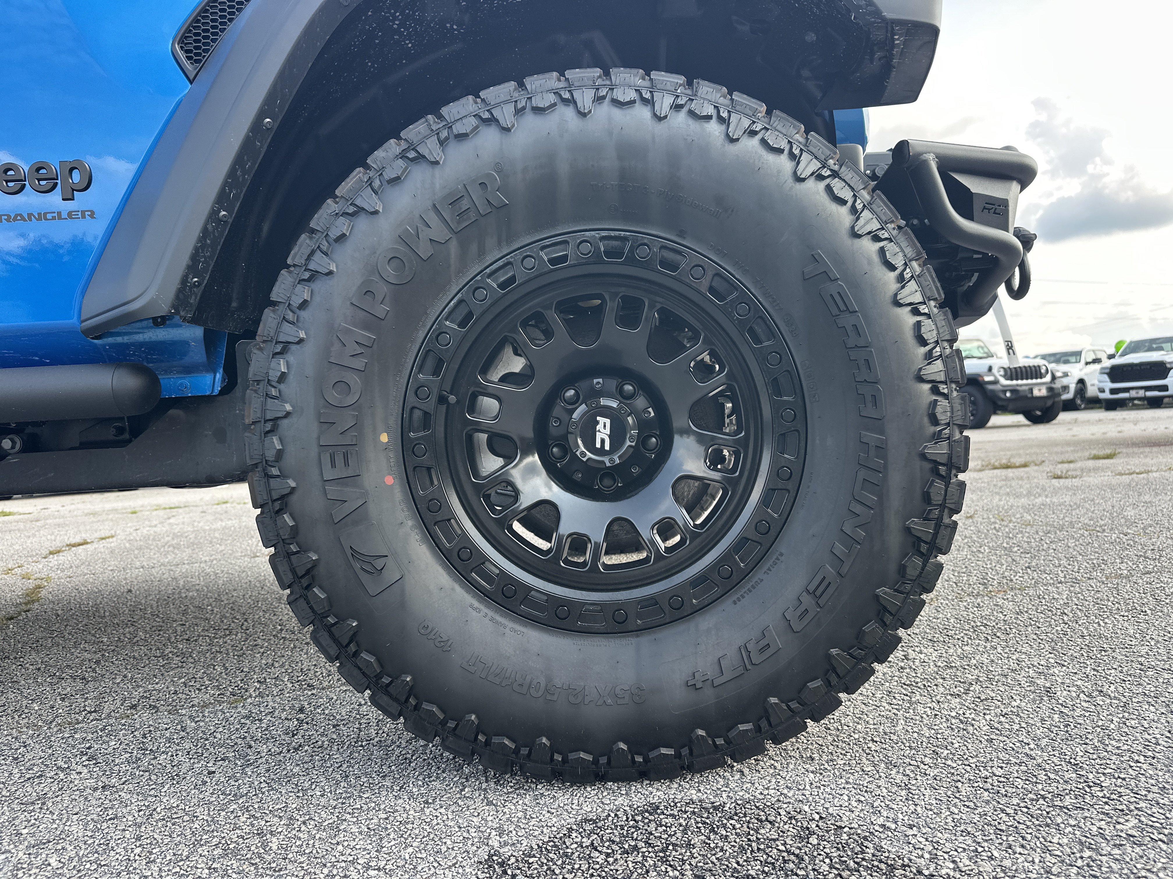 New 2026 Hydro Blue Pearl-Coat Exterior Paint Jeep Sport image 13
