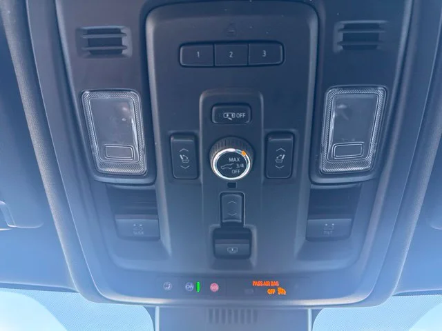 Used 2023 White GMC Denali image 38